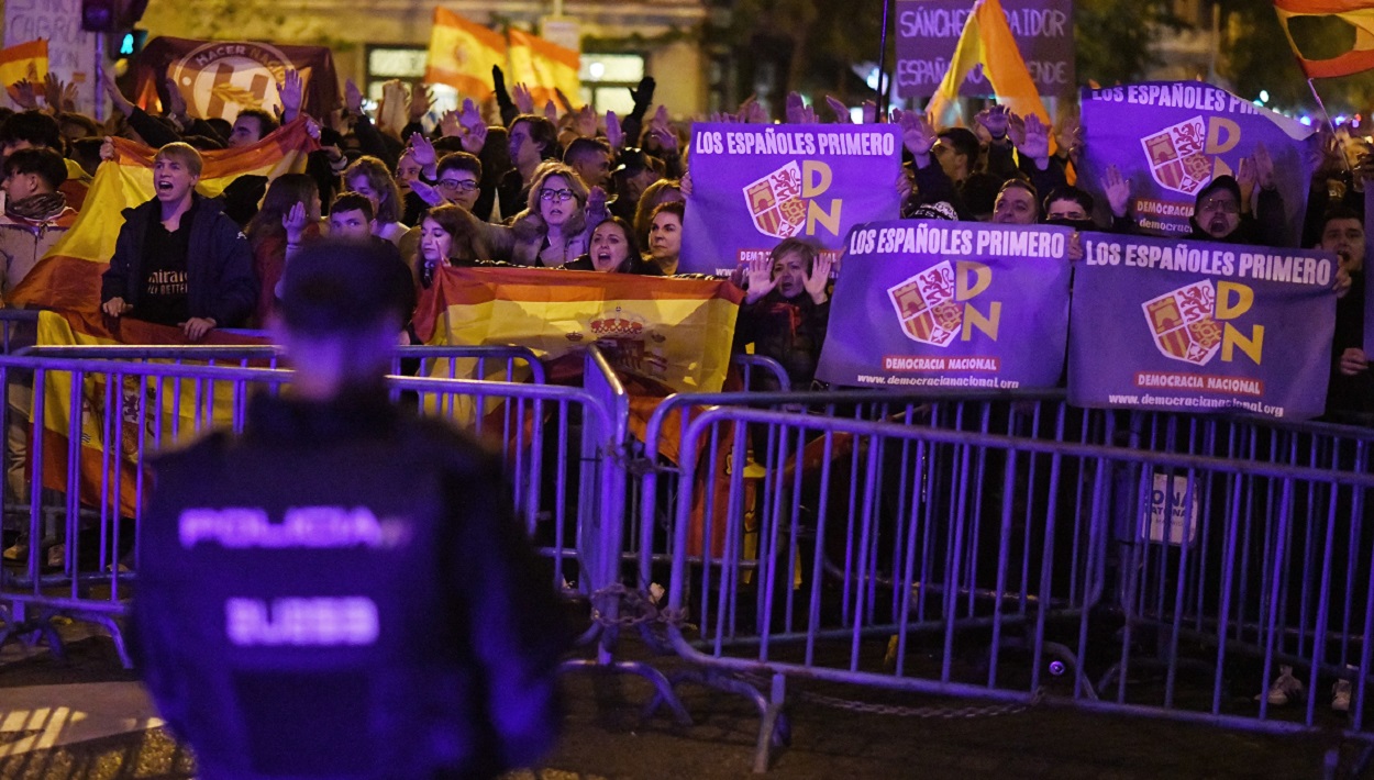 Banderas de Democracia Nacional frente a Ferraz