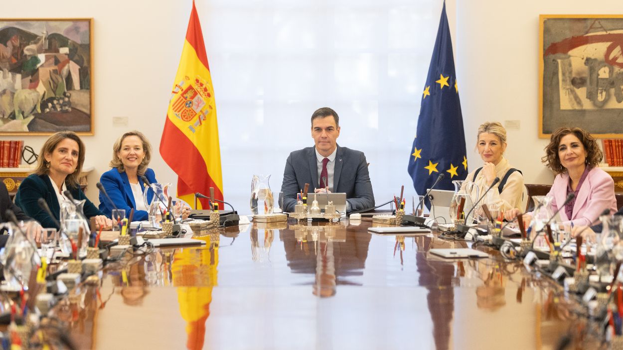 Pedro Sánchez, junto a las cuatro vicepresidentas del Gobierno en el primer Consejo de Ministros de la legislatura. EP