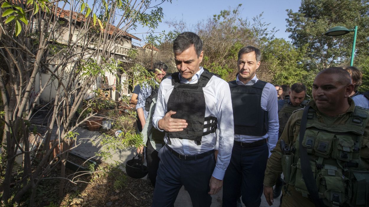 El presidente del Gobierno, Pedro Sánchez, junto al primer ministro belga, Alexander de Croo, en su visita a Kibutz (Israel). EP