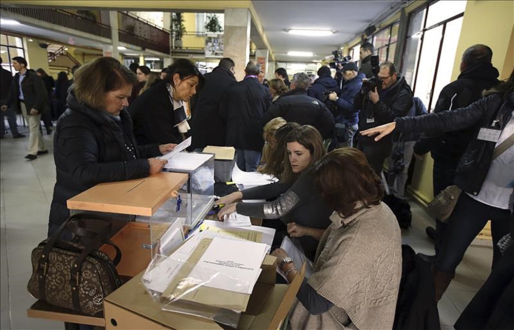 una de las mesas de votación organizadas por la Generalitat para el referéndum sobre la independencia celebrado el 1-O