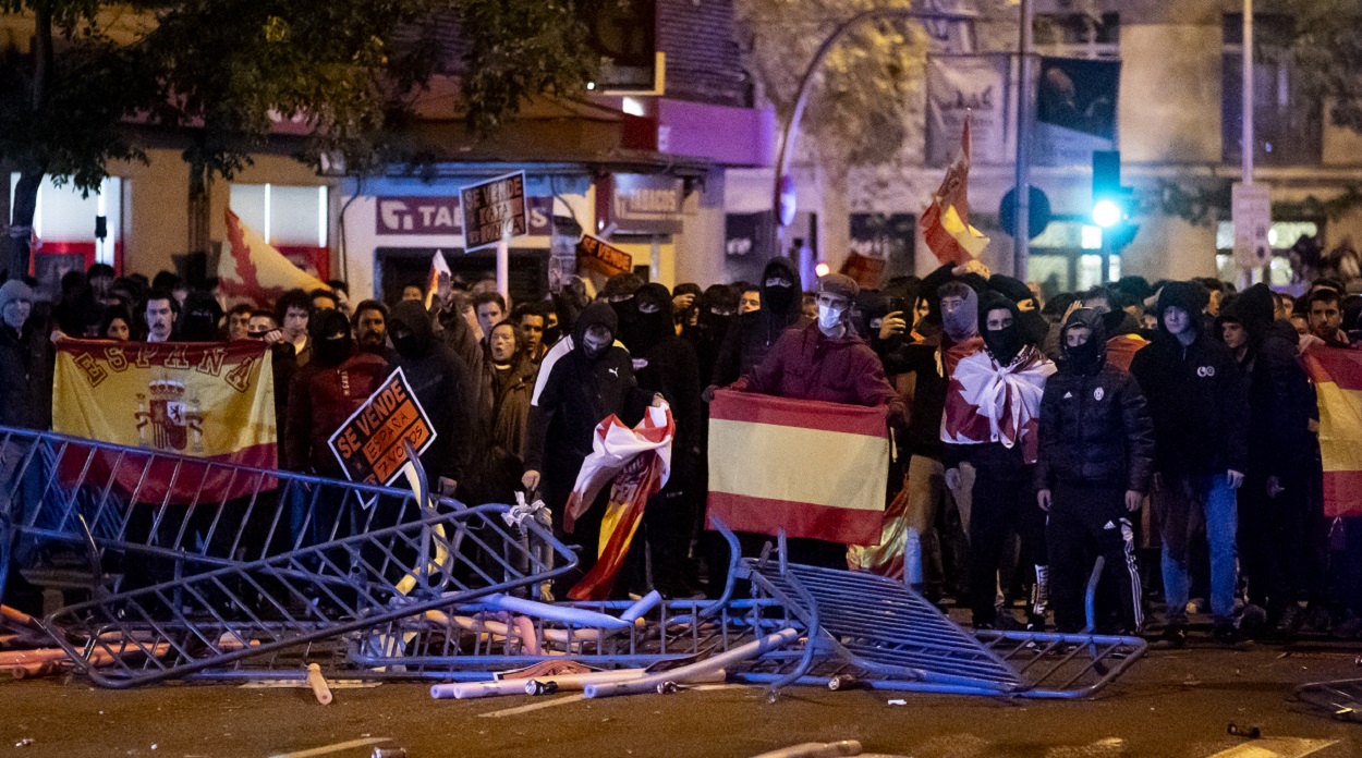 Jóvenes ultras en las protestas de Ferraz. Algunos de ellos con la bandera de la Cruz de Borgoña