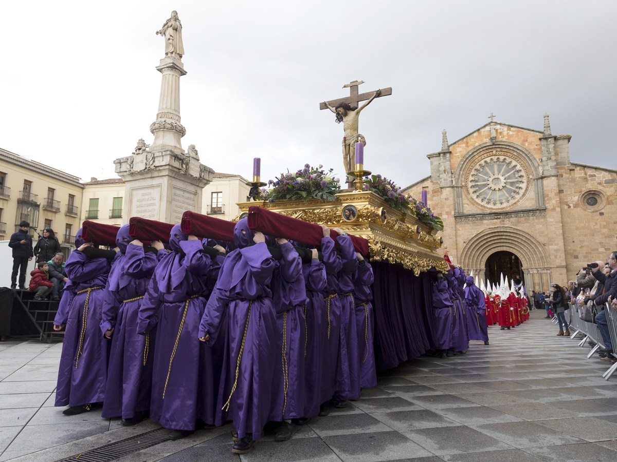 Imagen de una procesión en la ciudad de Ávila. (Foto: EFE)