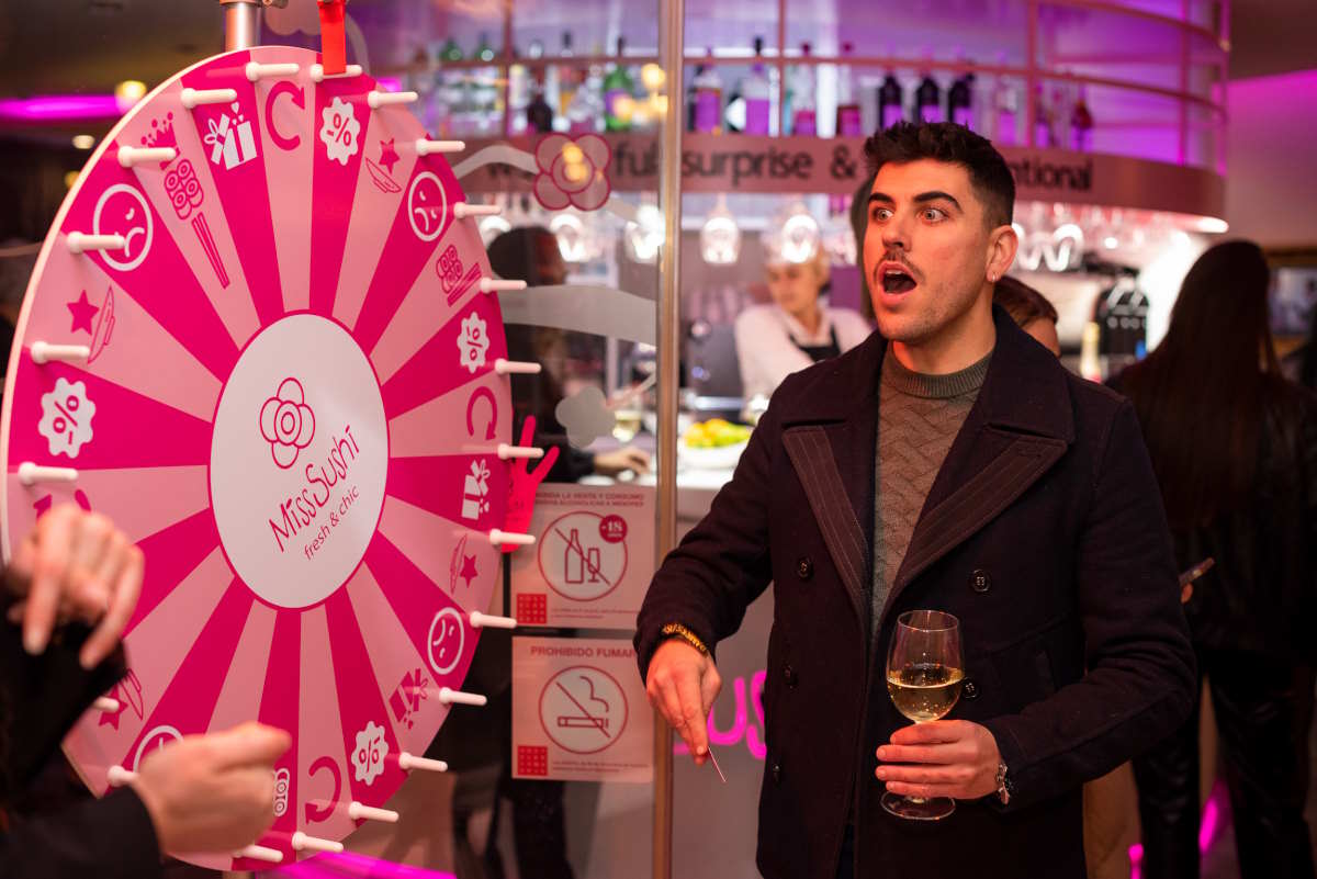 La fiesta de aniversario de Miss Sushi reunió a un centenar de personas en la plaza de Santa Ana, que tuvieron la oportunidad de tentar la suerte con la ruleta aniversario- En la foto Adrián, concursante de MasterChef 10