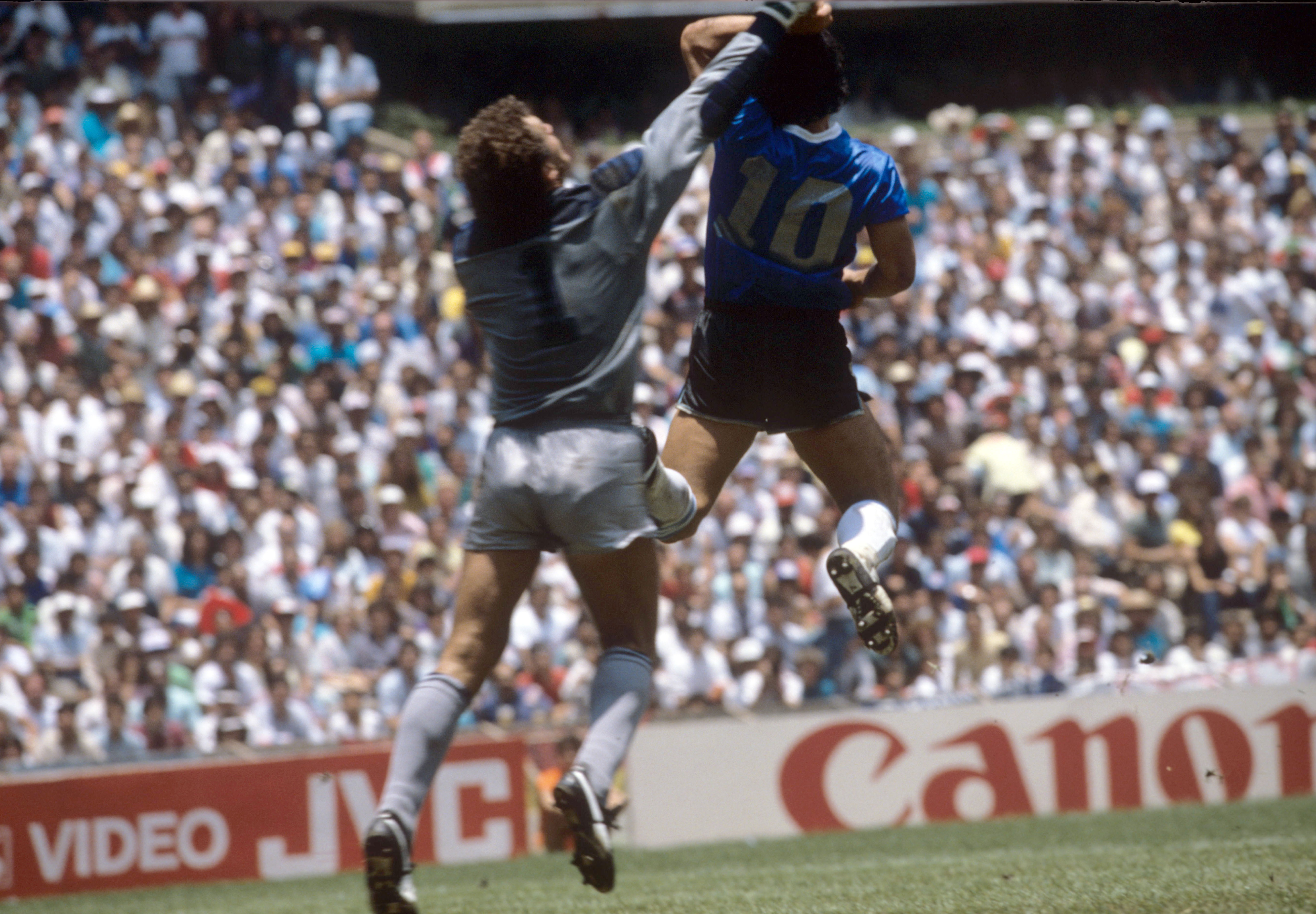Maradona, durante su famoso gol de 'La mano de Dios' ante Inglaterra. EP.