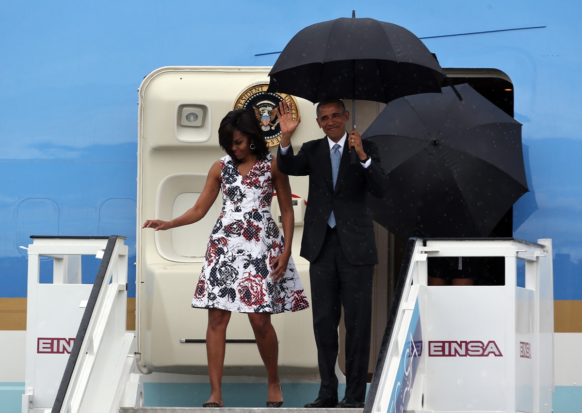 Instante en que el presidente de EEUU y su mujer salen del avión en el aeropuerto de La Habana. 