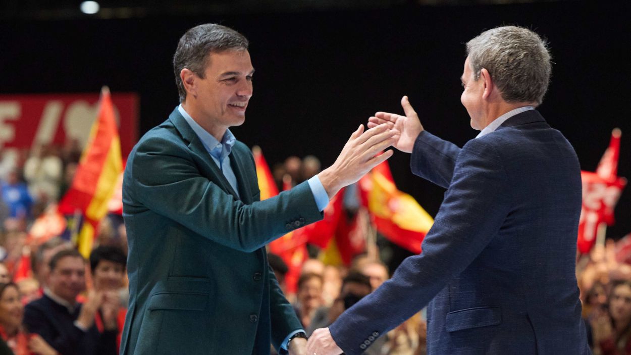El presidente del Gobierno, Pedro Sánchez, saluda al expresidente José Luis Rodríguez Zapatero en el acto de IFEMA. EP. 