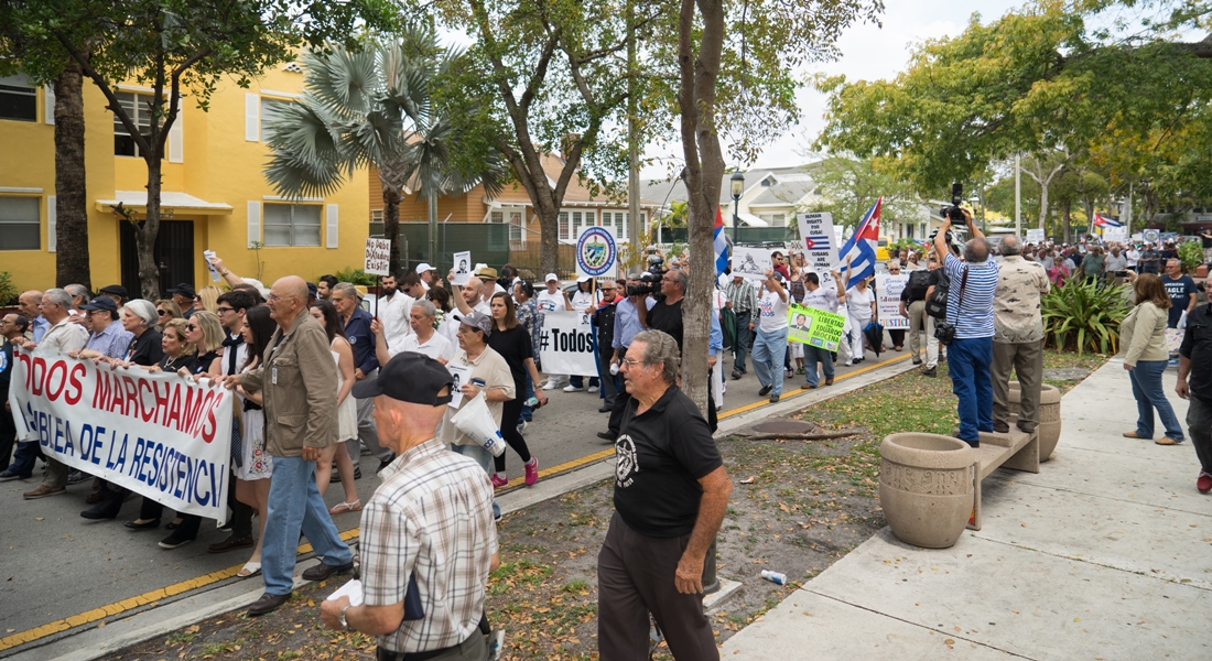 Imagen de algunos de los manifestantes en una calle de la 'pequeña Habana' de Miami.