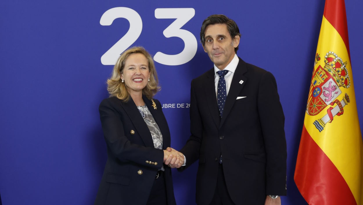 La vicepresidenta primera y ministra de Economía, Nadia Calviño, junto al presidente de Telefónica, José María Álvarez Pallete. EP