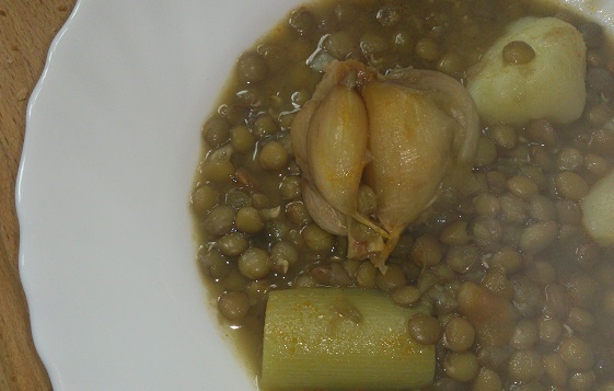 Lentejas con ajo y atún rojo a la plancha con verduras