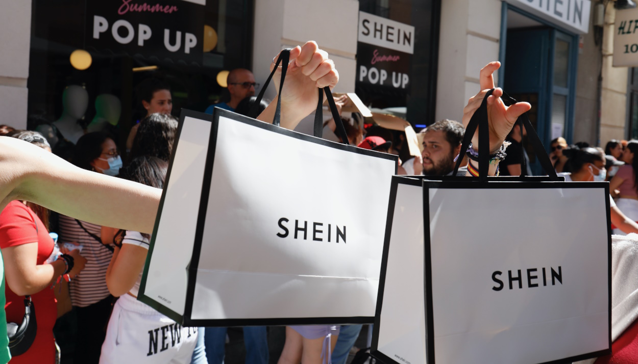 Dos bolsas de Shein en la apertura de la primera tienda física en Madrid. EP