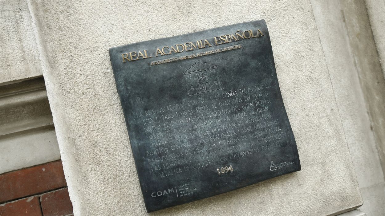 Placa en la fachada de la Real Academia Española. EP.