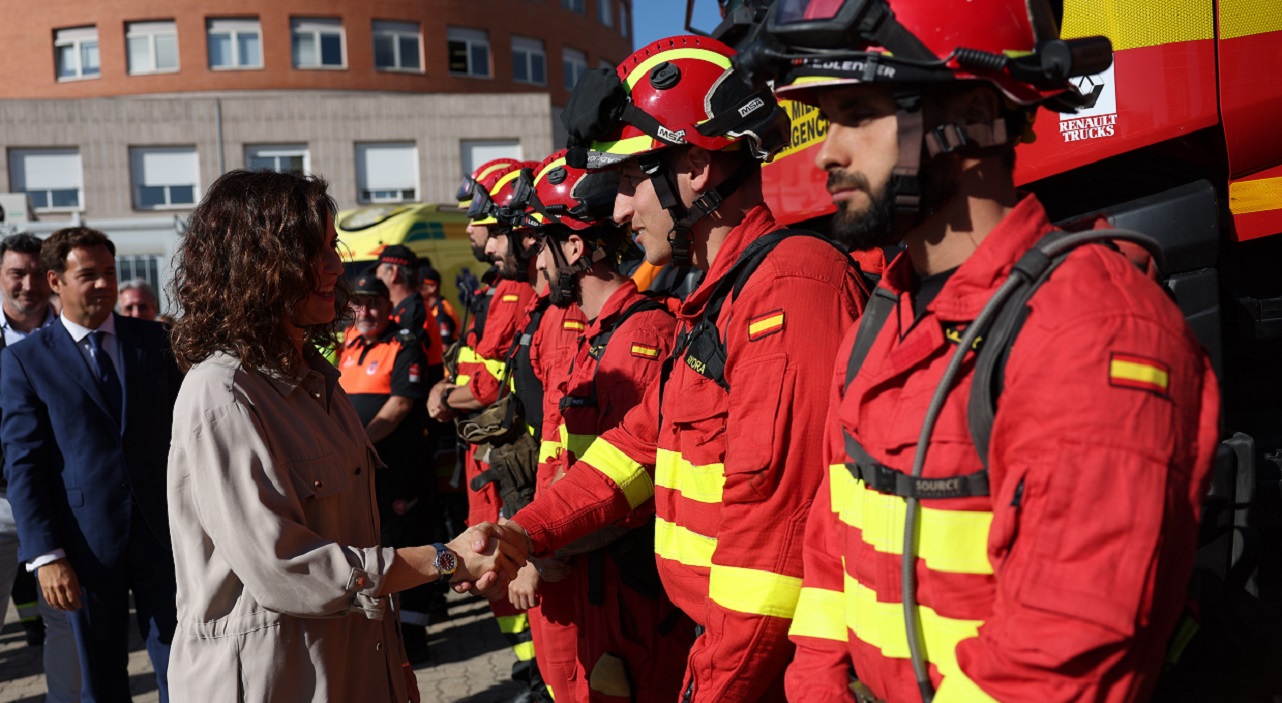 La presidenta de la Comunidad de Madrid, Isabel Díaz Ayuso, saludando a bomberos, en una imagen de archivo. EP.