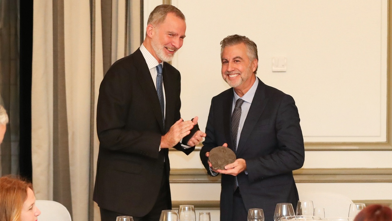 El rey Felipe VI entrega el Premio de Periodismo "Francisco Cerecedo" a Carlos Alsina. EP.