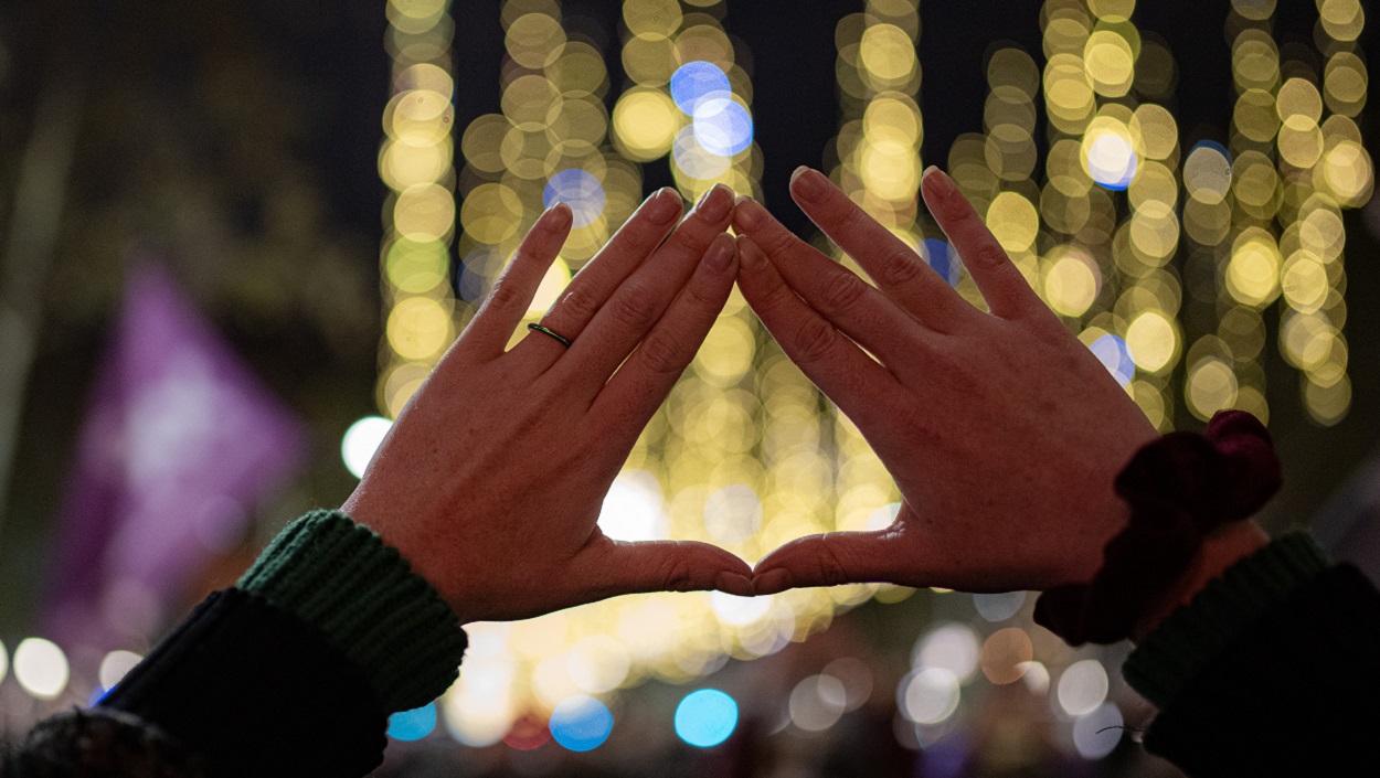 Unas manos forman el triángulo feminista durante una manifestación por el 25N. EP