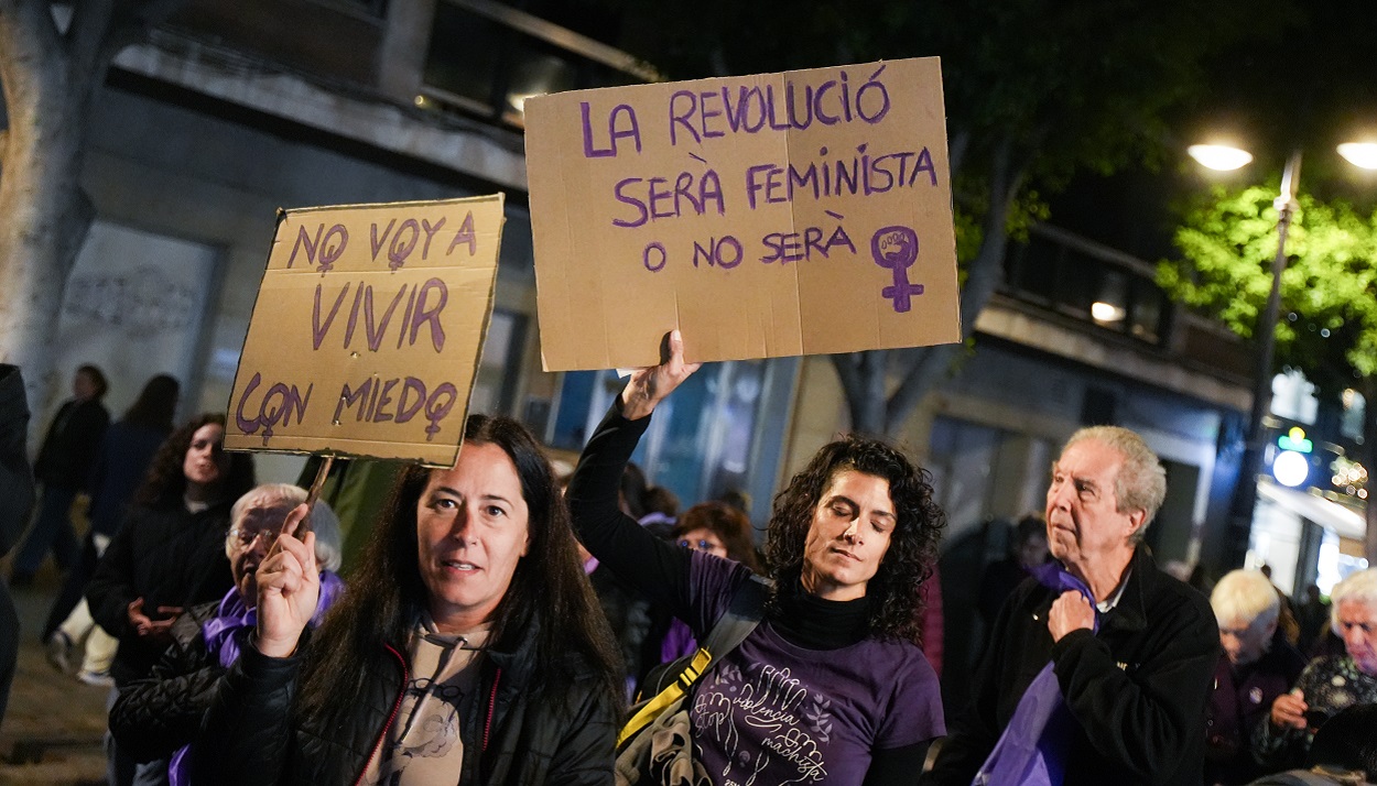 Decenas de mujeres portan carteles, durante una marcha contra la violencia hacia las mujeres, a 25 de noviembre de 2023. EP.