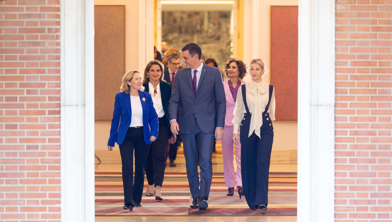 El presidente del Gobierno, Pedro Sánchez, con las cuatro vicepresidentas a su llegada al primer Consejo de Ministros. EP