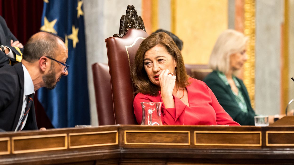 La presidenta del Congreso, Francina Armengol, dialoga con el vicepresidente de la Mesa, Alfonso Rodríguez Gómez de Celis, antes del inicio del Solemne Acto. EP.