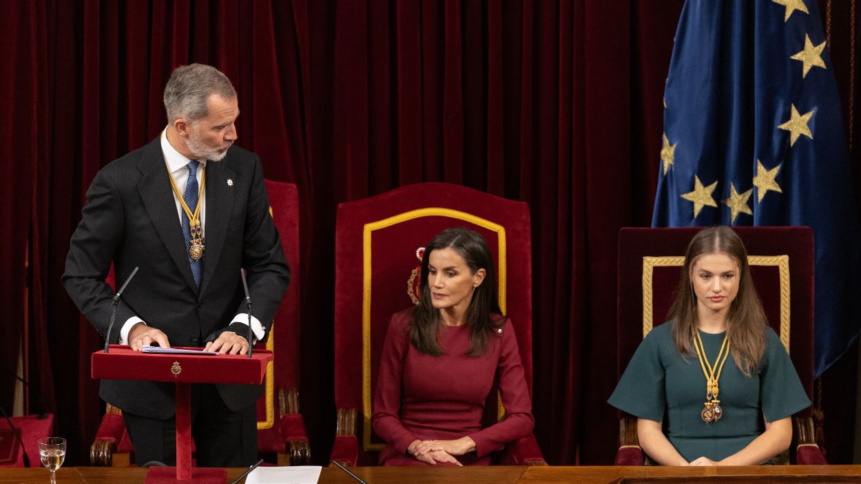 El rey Felipe VI, junto a la reina Letizia y a la Princesa Leonor, en el momento de su discurso que da por inaugurada la XV Legislatura. EP.