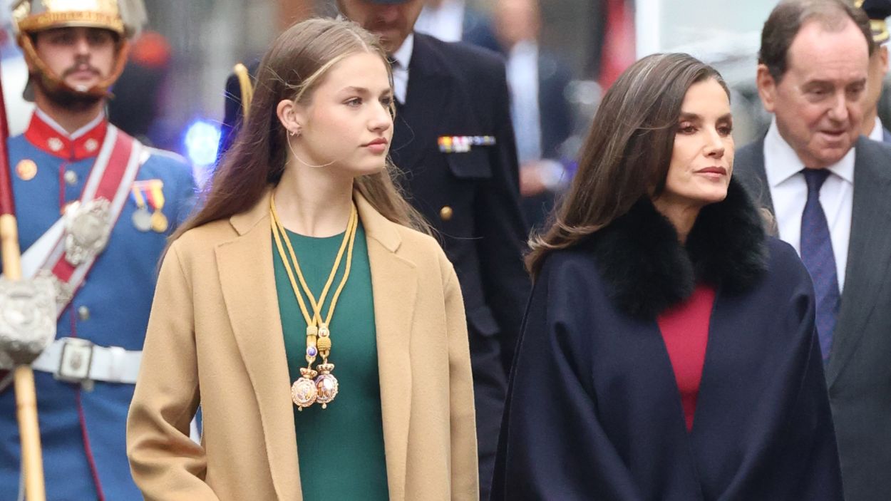 La princesa Leonor y la reina Letizia en las inmediaciones del Congreso de los Diputados. EP.