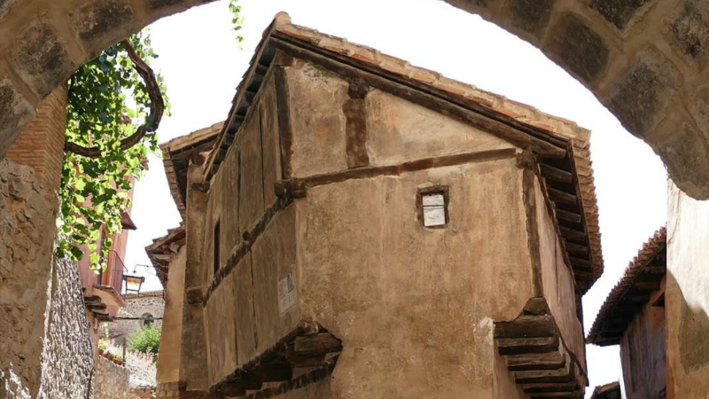 Casa de la Julianeta en Albarracín, famosa por su estructura única. Ayuntamiento de Albarracín