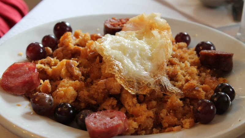 Migas con uvas, un plato característico de la gastronomía de Albarracín, Teruel.