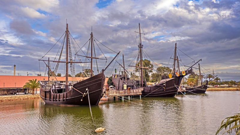 Muelle de las Carabelas de Moguer, con las tres réplicas de la Niña, la Pinta y la Santa María de Cristóbal Colón. Wikipedia