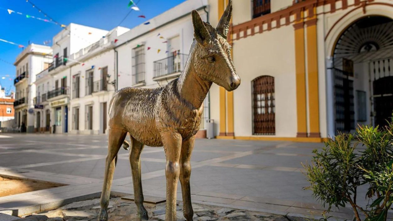 Escultura en homenaje a Platero y a Juan Ramón Jiménez en Moguer, Huelva. Shutterstock