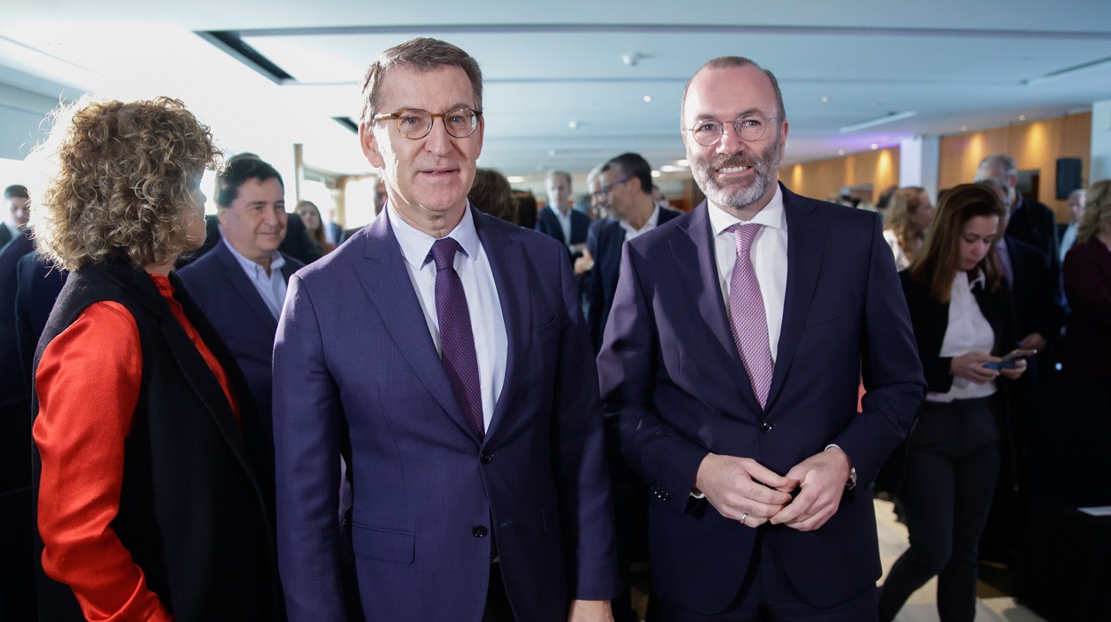 El presidente del PP, Alberto Núñez Feijóo, y el líder del PP europeo, Manfred Weber. EP