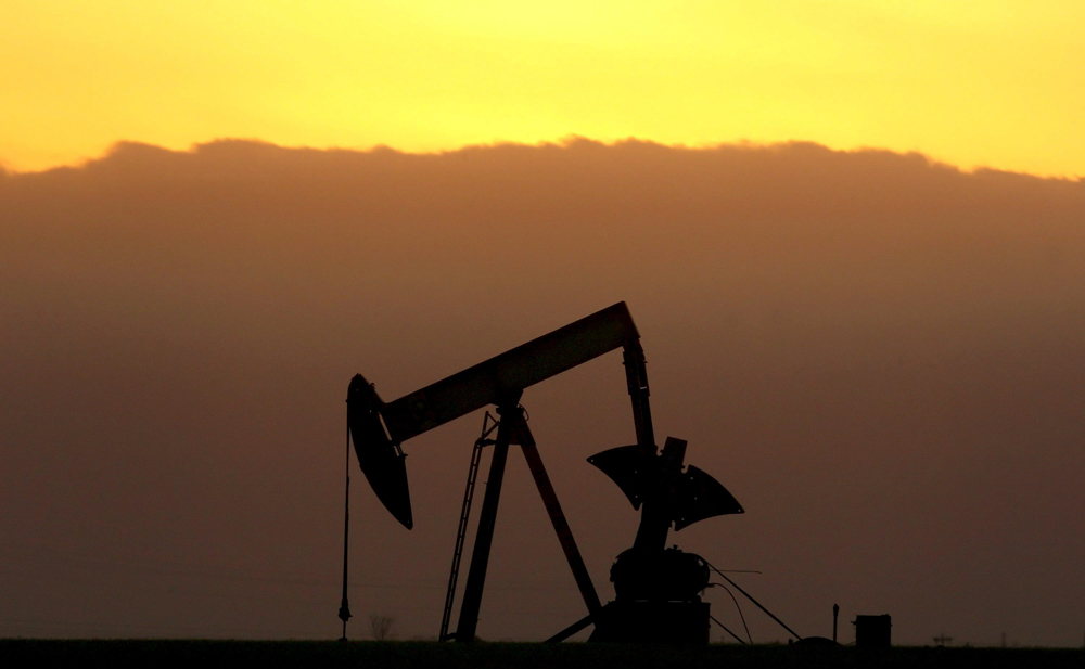 Vista de un paisaje con un pozo de petróleo