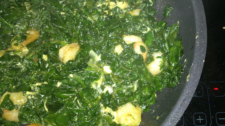 Revuelto de espinacas con gambas y lomos de salmonetes con verduritas