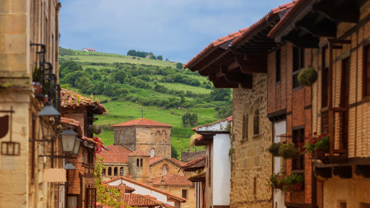 El pueblo de Santillana del Mar debe su nombre a la Santa Juliana y tiene más de 15.000 años de antigüedad.