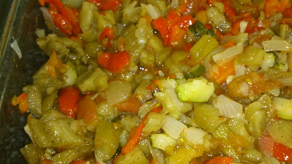 Verduras asadas con huevo duro y redondo de ternera al horno