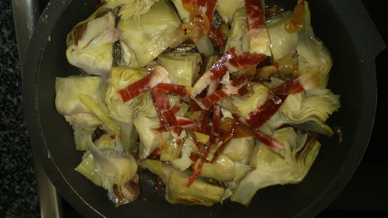 Alcachofas salteadas con jamón y gallina al ajillo