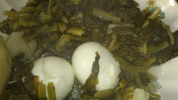 Grelos con huevo duro y lacón con patatas y pimientos