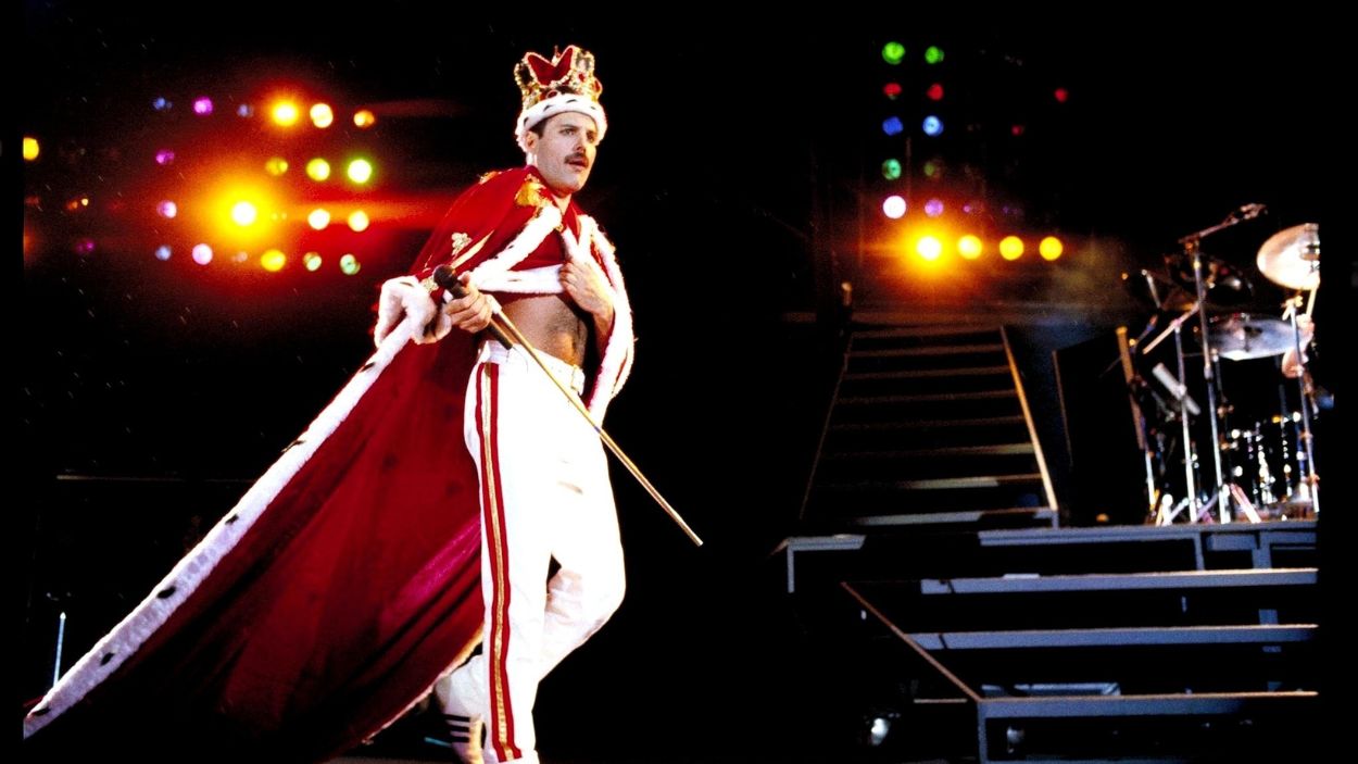 Freddie Mercury durante un concierto de su gira Magic Tour. EP