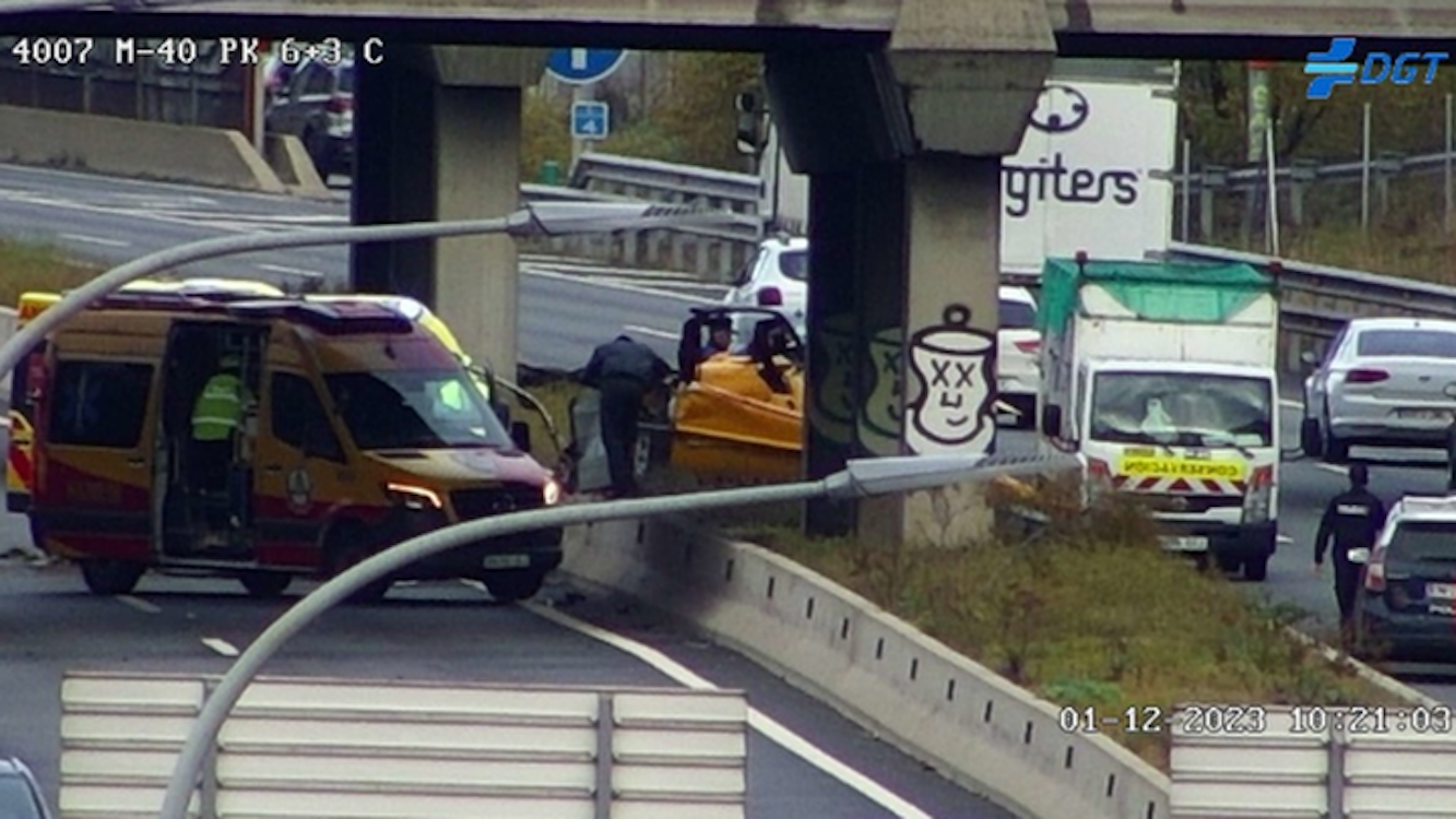 Un helicóptero se estrella en la M 40 de Madrid. EP