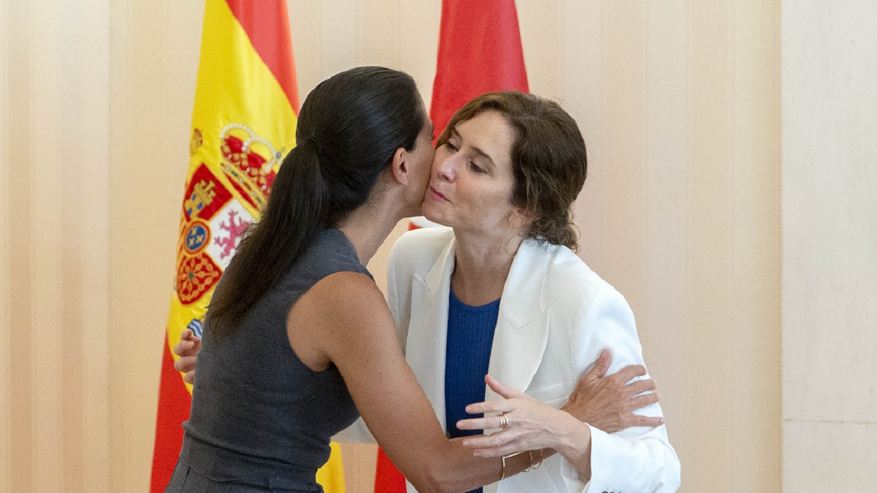 La presidenta de la Comunidad de Madrid, Isabel Díaz Ayuso y la portavoz de Vox en la Asamblea, Rocío Monasterio
