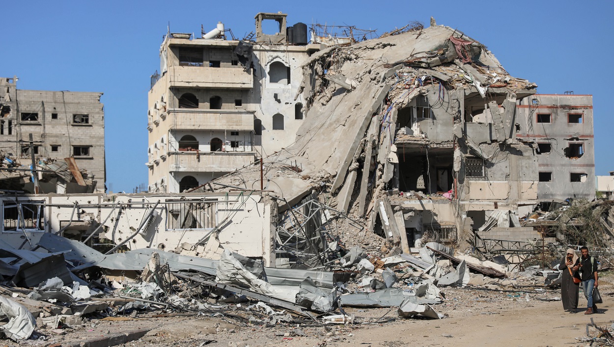 Personas caminan bajo las calles destrozadas de Gaza. EP.