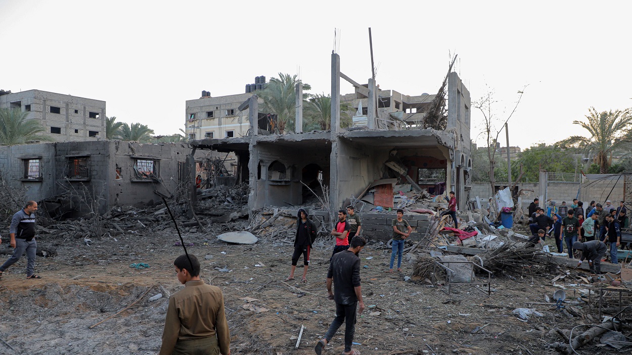 Personas alrededor de un edificio destruido por un ataque aéreo en Jan Yunis, Gaza. EP