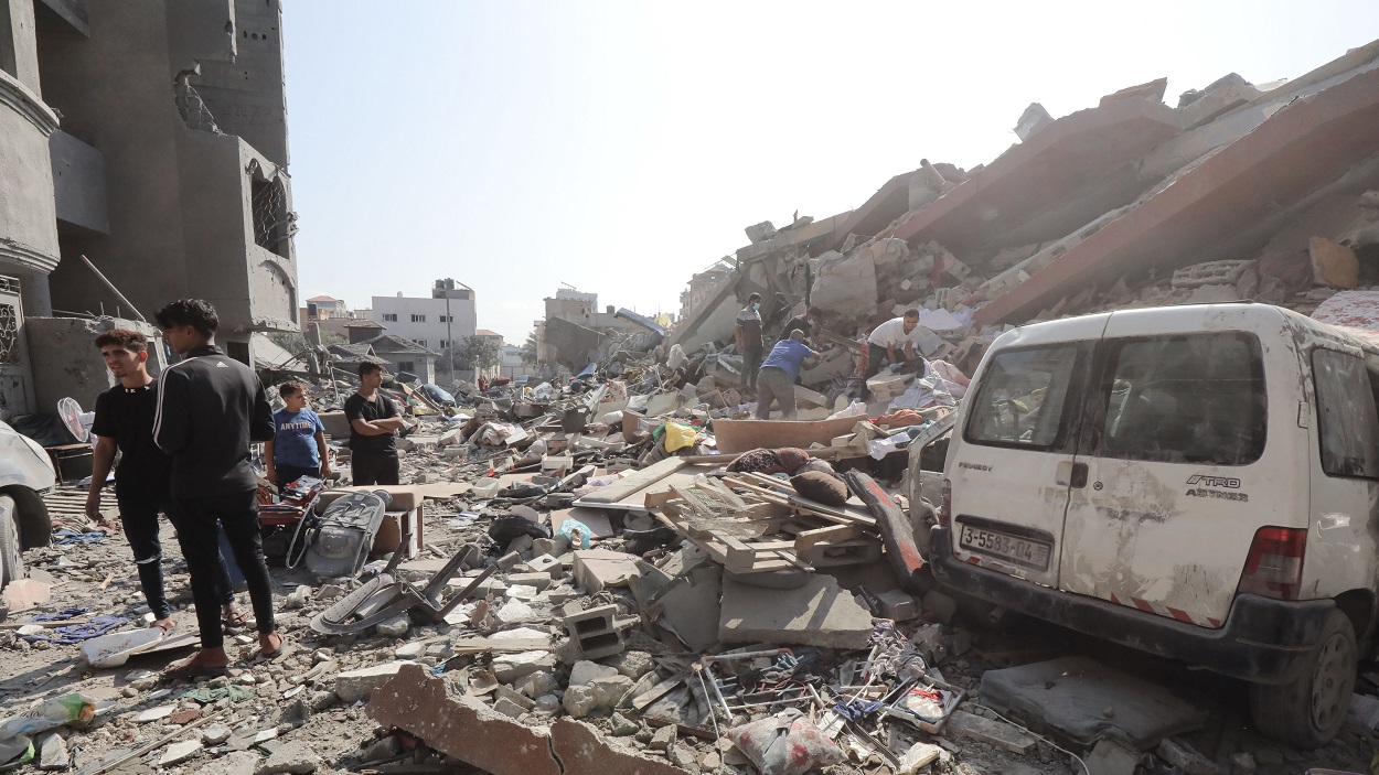 Supervivientes palestinos en una zona devastada por los bombardeos. EP