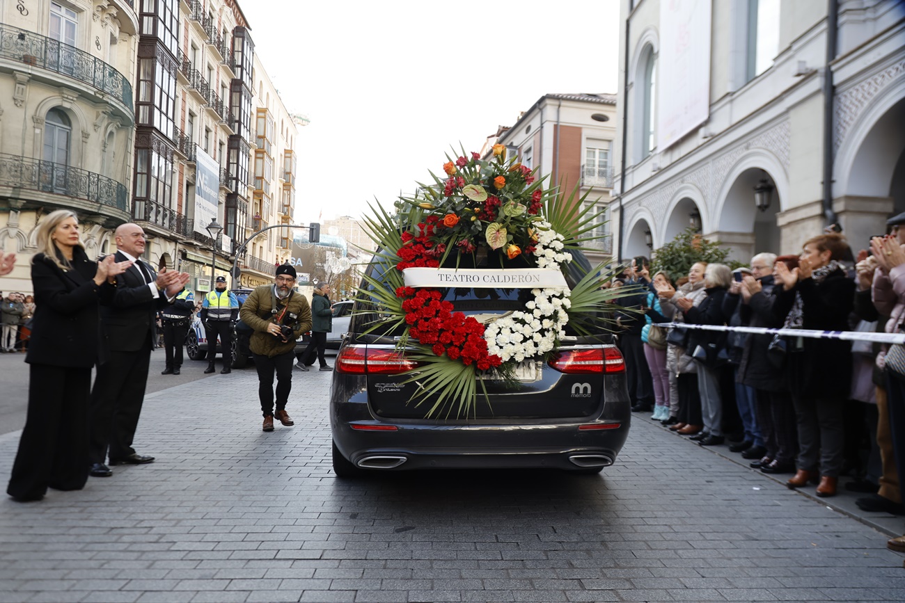 El coche fúnebre llega con los restos mortales de Concha Velasco al Teatro Calderón (Foto: EP)