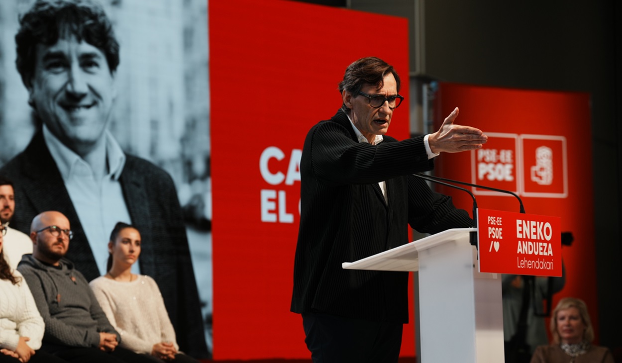 El primer secretario del PSC, Salvador Illa, interviene durante el acto de presentación de Eneko Andueza como candidato a Lehendakari por el PSE. EP.