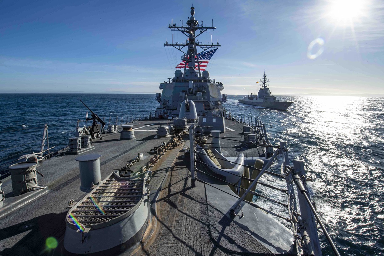 El destructor de misiles guiados USS Carney (DDG 64) clase Arleigh Burke. EP.