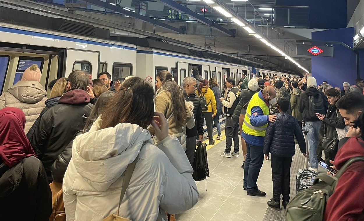 Desalojo de un tren en la estación de Atocha este lunes. Daniel Jiménez Vaquerizo, redes sociales.