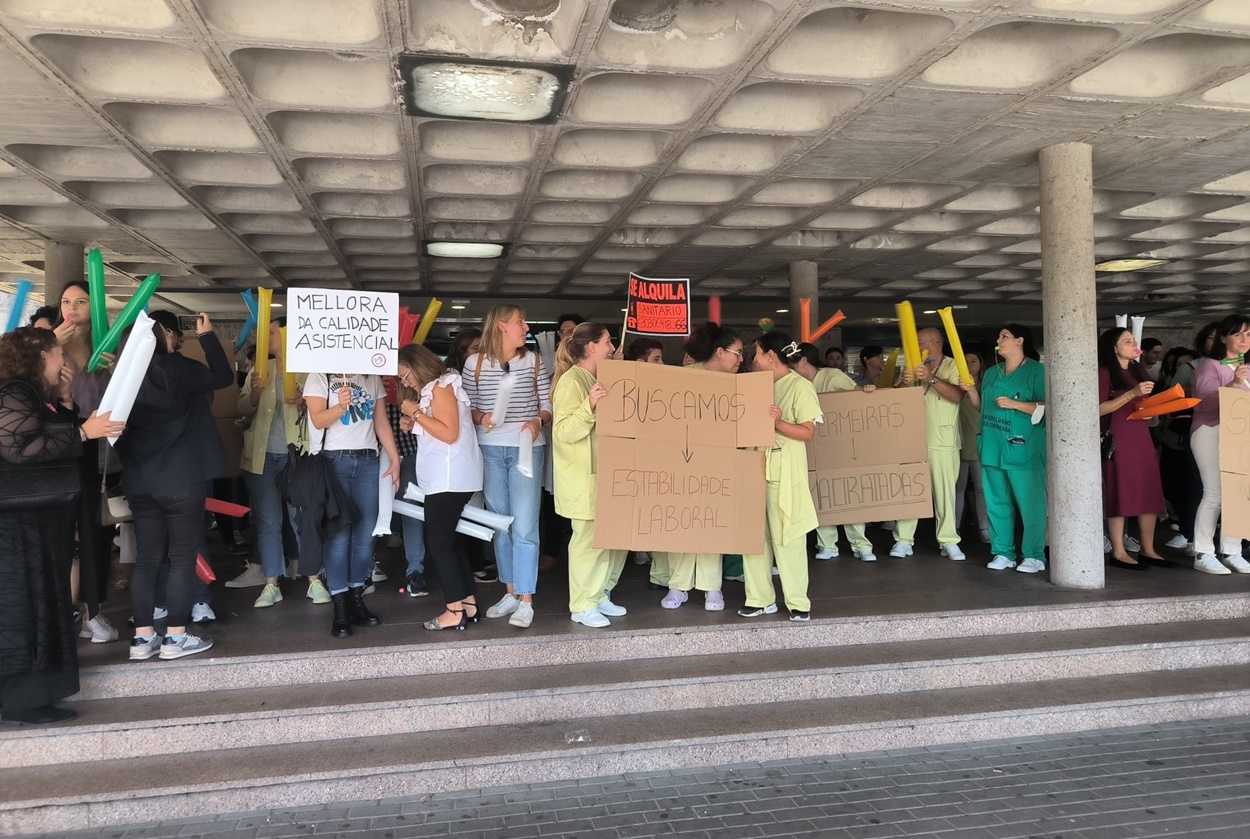 Imagen de una de las protestas, en este caso en el CHUS de Santiago, de personal de enfermería contra la precariedad (Foto: Europa Press / Archivo).