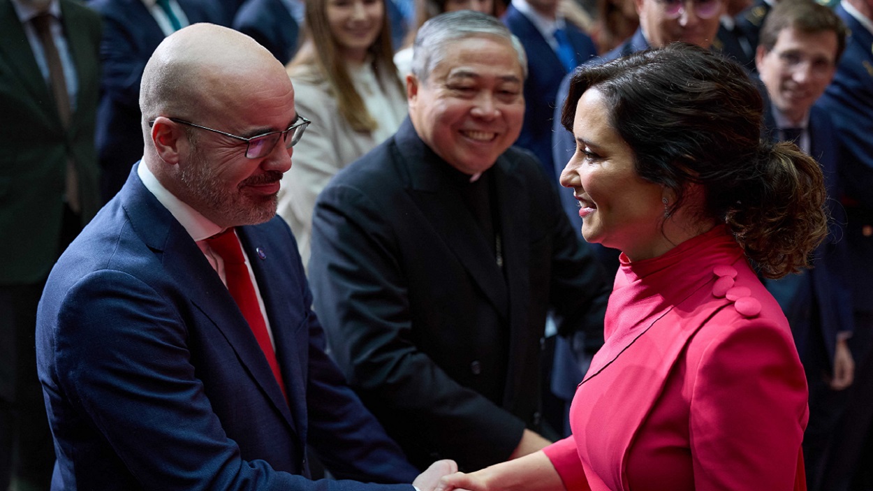 La presidenta de la Comunidad de Madrid, Isabel Díaz Ayuso saluda al delegado del Gobierno en la Comunidad de Madrid, Francisco Martín.