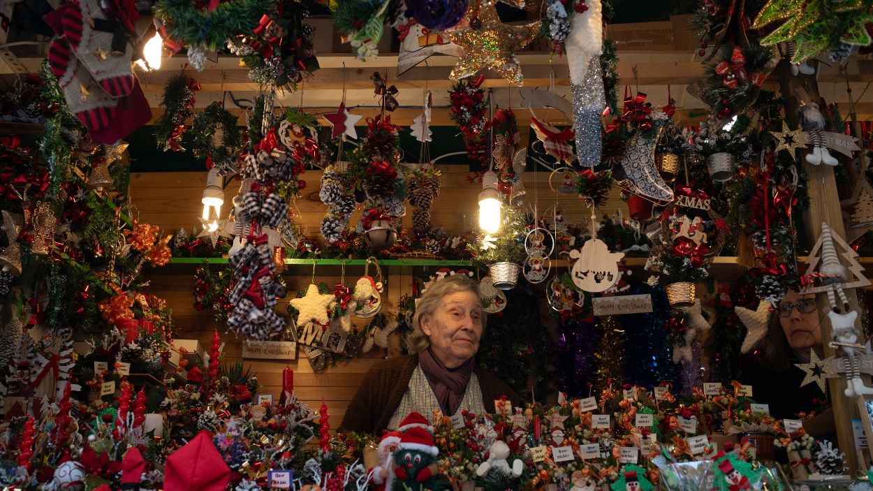 Una mujer atiende desde su puesto en el mercadillo navideño de Barcelona. EP.