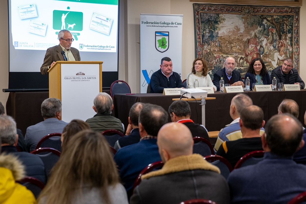 Imagen de la entrega de certificados de la Federación Gallega de Caza con presencia de la conselleira, Ángeles Vázquez (Foto: Xunta de Galicia).