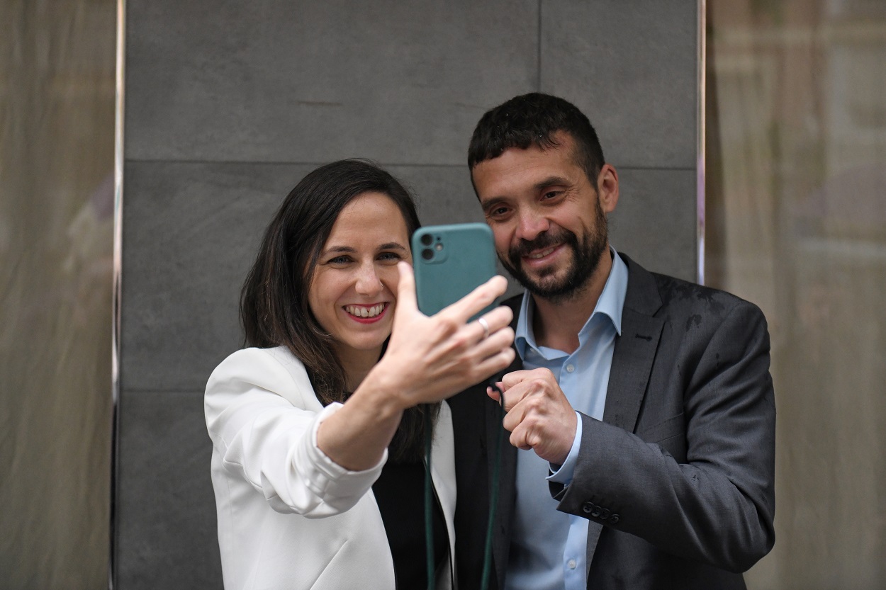 La ministra de Derechos Sociales, Ione Belarra y el ex líder de Podemos en Madrid, Jesús Santos.