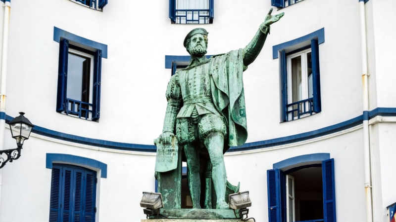 Monumento al marino Juan Sebastián Elcano, en Guetaria, País Vasco.